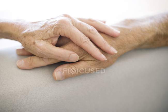 Primo piano della coppia anziana che si tiene per mano. — Foto stock