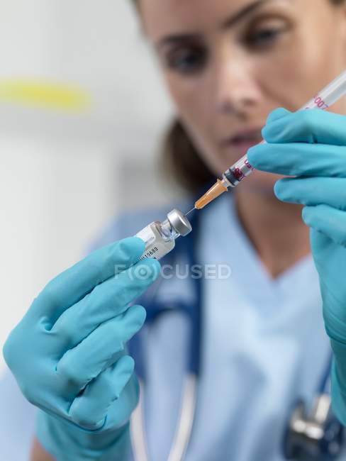 Female doctor filling syringe, close-up. — Stock Photo