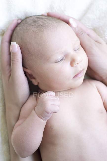 Mère mains tenant bébé fille nouveau-né . — Photo de stock