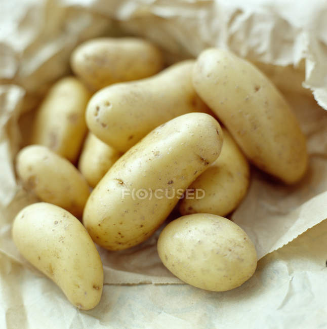Vista ravvicinata delle patate novelle nel sacchetto di carta . — Foto stock