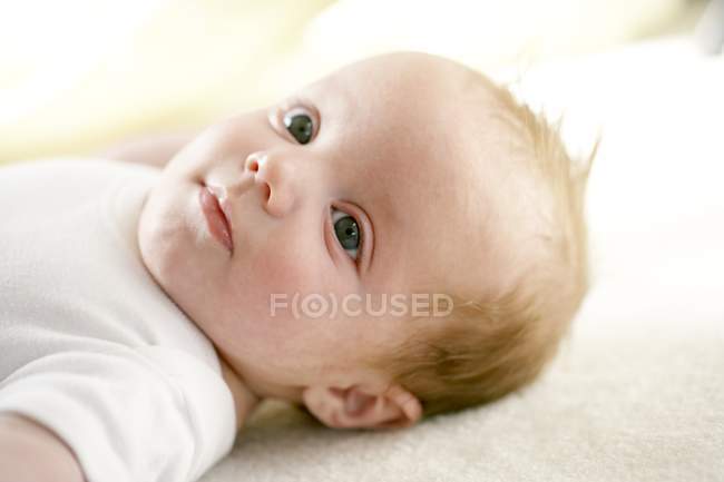 Bambina sdraiata in culla, ritratto
. — Foto stock