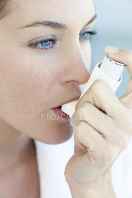 Retrato de mulher jovem usando inalador de asma . — Fotografia de Stock