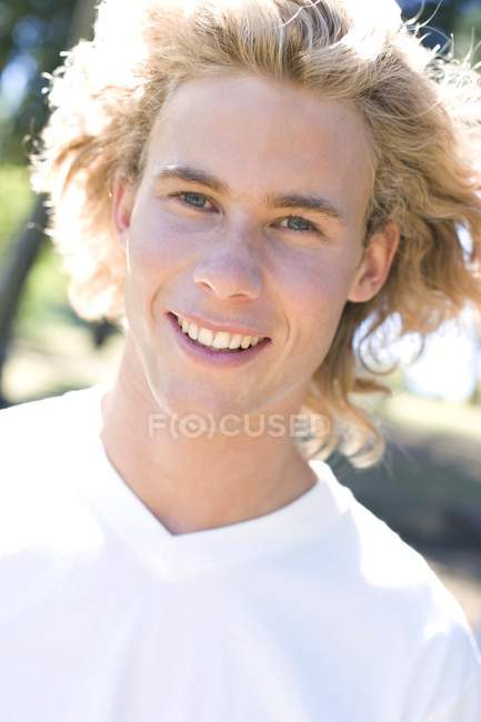 Retrato de un joven con el pelo rubio - foto de stock
