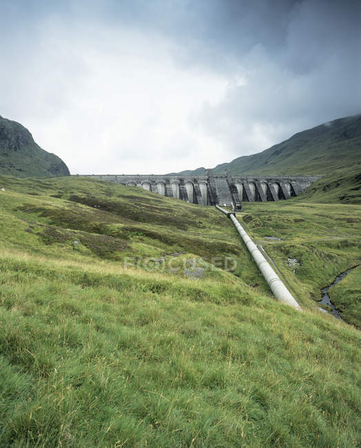 Hydroelectric dam and pipeline at hydroelectric power station on loch in Perthshire, Scotland — Stock Photo