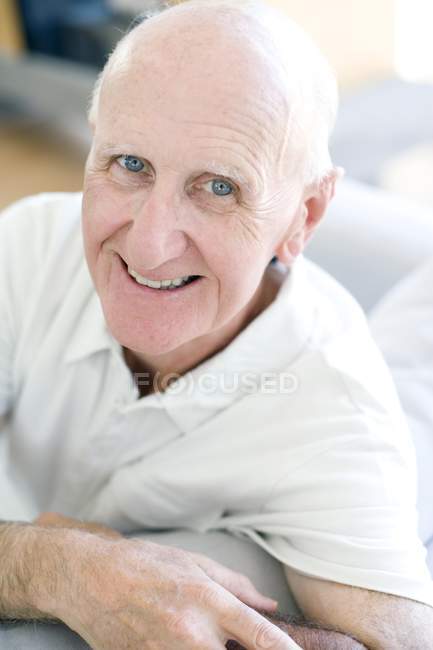 Портрет щасливого старшого чоловіка, який дивиться в камеру — стокове фото