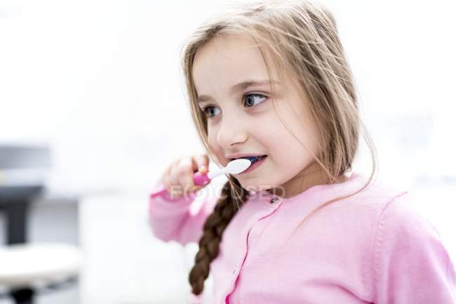 Porträt eines kleinen Mädchens beim Zähneputzen. — Stockfoto