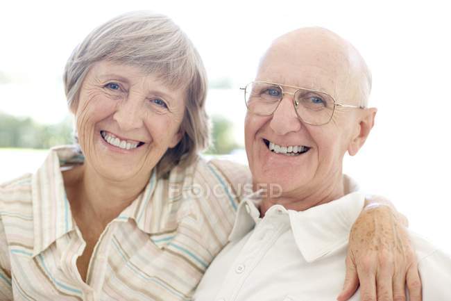 Ritratto di allegra coppia di anziani . — Foto stock