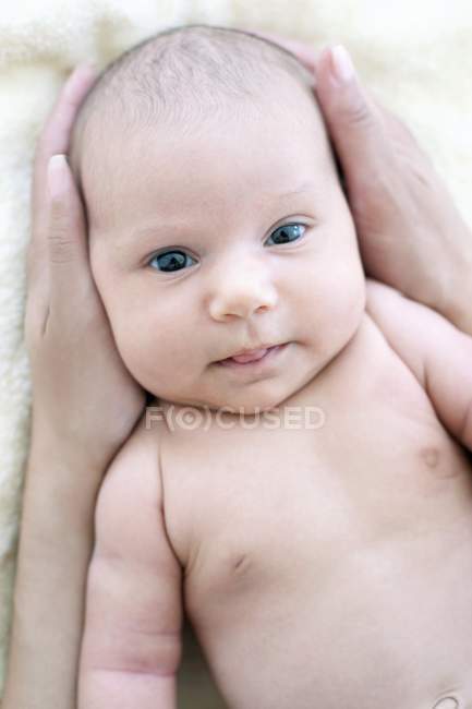 Mother hands holding newborn baby girl. — Stock Photo