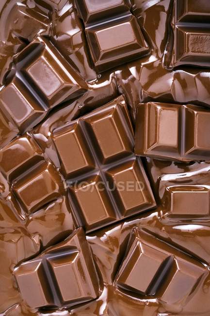 Barres de chocolat fondantes, cadre complet . — Photo de stock
