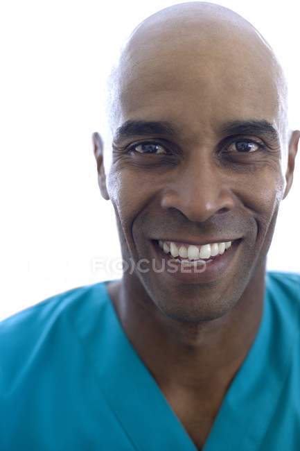 Retrato de alegre profesional médico masculino . - foto de stock