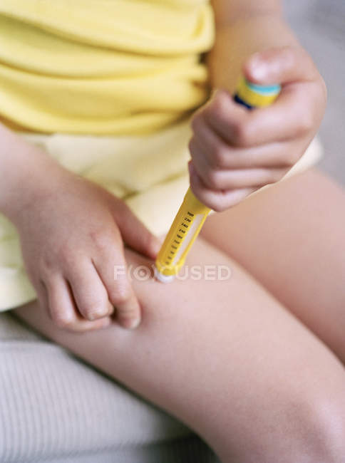 Primer plano de la niña diabética que se autoinyecta insulina . - foto de stock