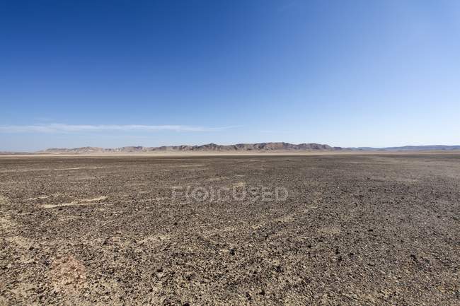 Champ rocheux devant le Mont Zin dans le désert du Néguev, Israël . — Photo de stock