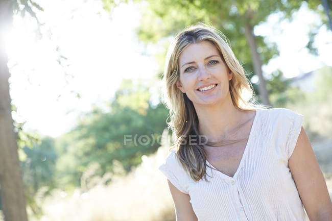 Mulher sorrindo e olhando na câmera ao ar livre, retrato . — Fotografia de Stock