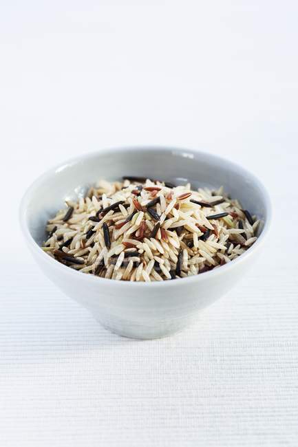 Коричневый рис басмати в керамической миске — стоковое фото
