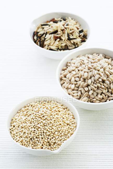 Ciotole di quinoa, orzo perlato e riso . — Foto stock