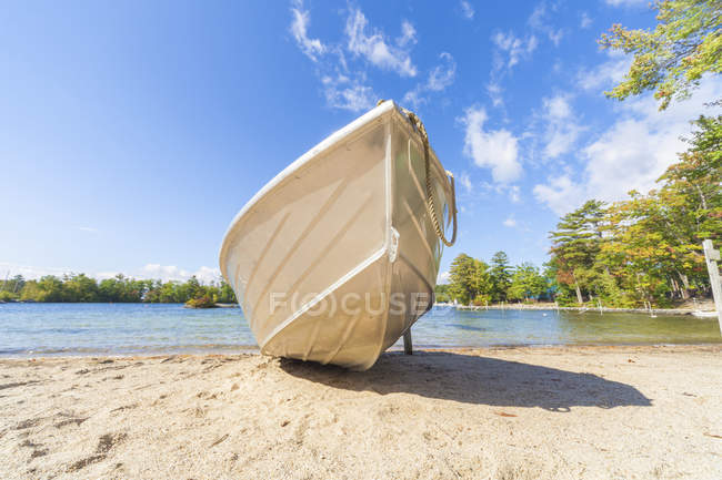 Boat standing by water edge. — Stock Photo
