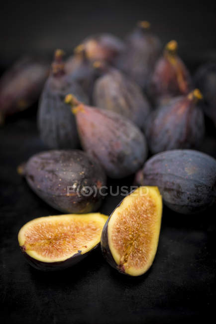 Provence black figs on baking tray, close-up. — Stock Photo