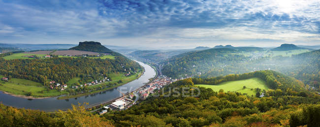 Vista panoramica della riva del fiume Elba, Svizzera sassone, Sassonia, Germania . — Foto stock