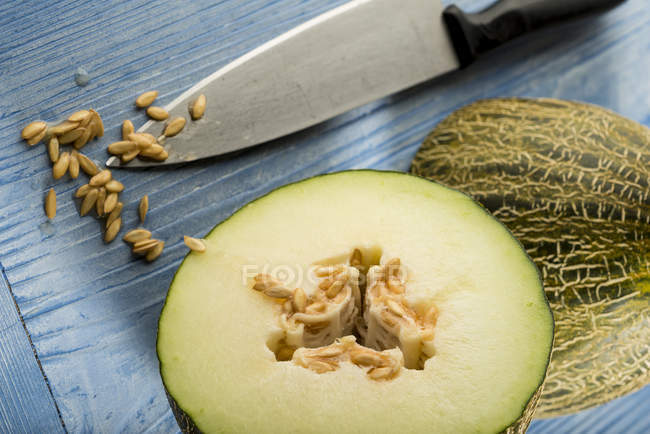 Melone Piel de sapo tagliato a metà con semi . — Foto stock