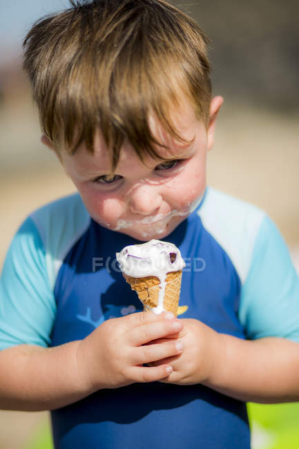 Tout-petit garçon manger de la crème glacée à l'extérieur . — Photo de stock