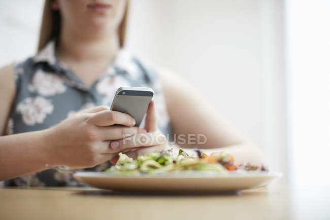 Mujer usando smartphone - foto de stock