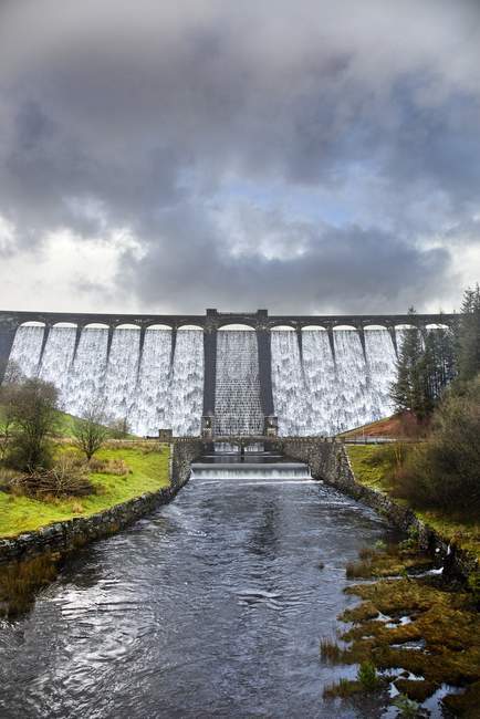 Barrage réservoir en pleine crue au Pays de Galles . — Photo de stock