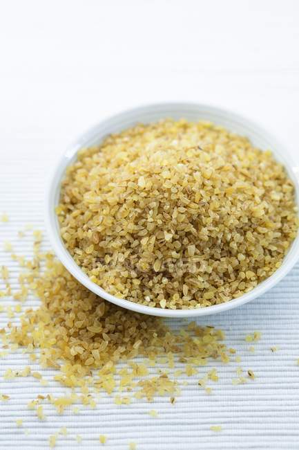 Bulgur grano in ciotola sul tavolo . — Foto stock