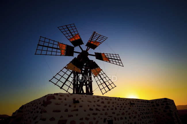 Mulino a vento al tramonto, Isole Canarie, Spagna . — Foto stock