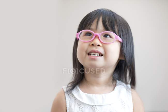 Menina asiática vestindo óculos rosa, tiro estúdio . — Fotografia de Stock