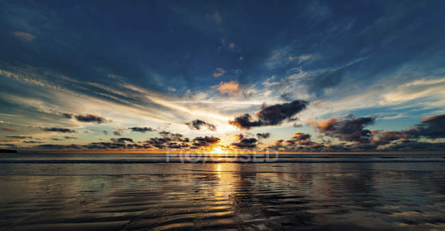 Vista panorámica de la puesta de sol sobre el paisaje marino . - foto de stock