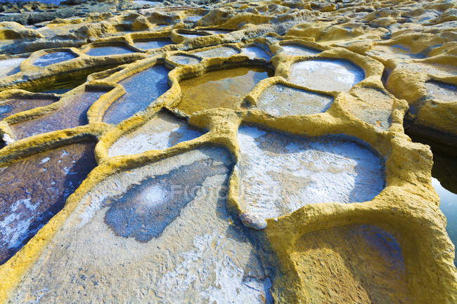Estanques de evaporación de sal, Qbajjar, Gozo, Malta . - foto de stock