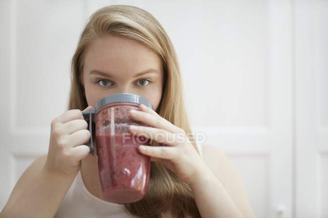 Femme boire smoothie maison — Photo de stock