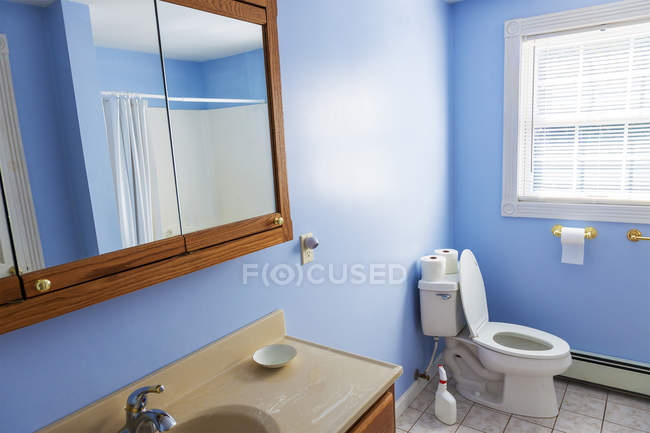 Badezimmereinrichtung mit Fenster und Spiegel. — Stockfoto