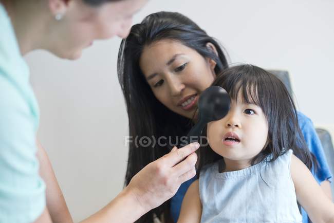 Asiatique fille avec mère ayant des yeux test dans clinique
. — Photo de stock