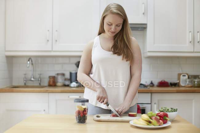 Young woman preparing healthy food — Stock Photo