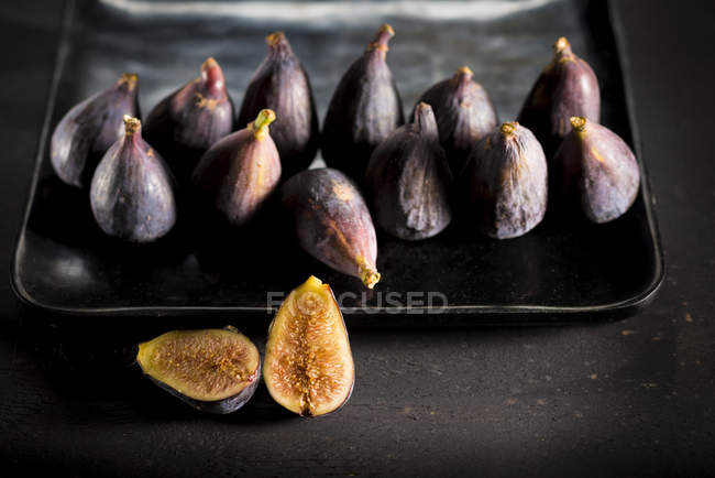 Figues noires de Provence sur plaque à pâtisserie, nature morte . — Photo de stock