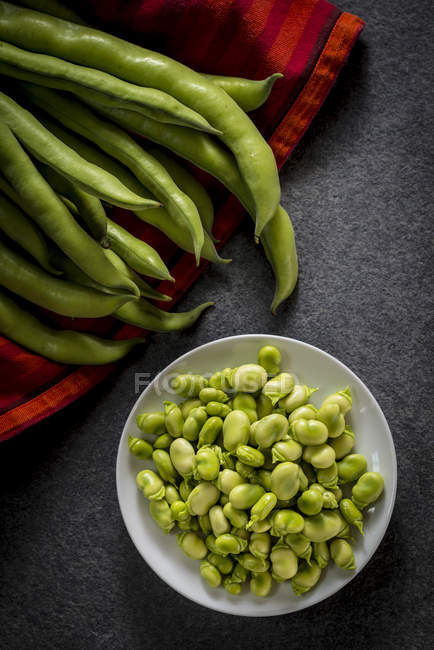 Broad beans in bowl on table. — Stock Photo
