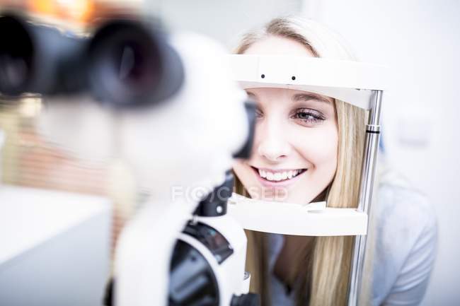 Exame ocular de mulher com lâmpada de fenda . — Fotografia de Stock