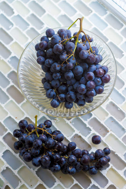 Uvas em taça de vidro — Fotografia de Stock