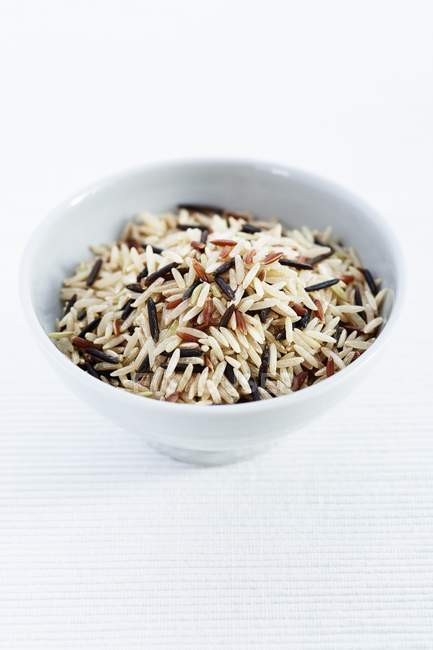 Миска з сумішшю коричневого рису басматі, червоного кармарога та дикого рису — стокове фото