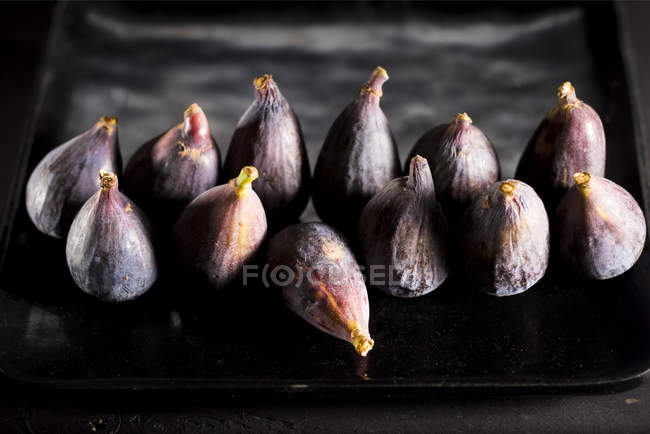 Provence figos pretos na bandeja de cozedura, ainda vida . — Fotografia de Stock