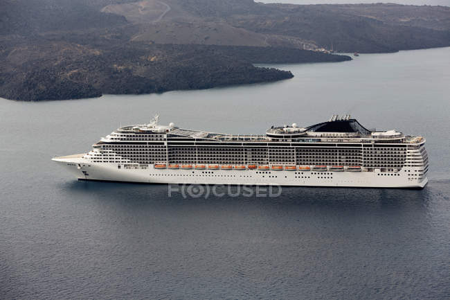 Navio de cruzeiro na água perto da ilha de Santorini, Grécia . — Fotografia de Stock