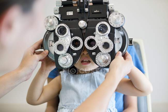 Ragazza che ha l'esame degli occhi in clinica con il medico . — Foto stock