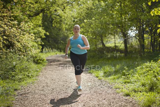 Junge Frau läuft — Stockfoto