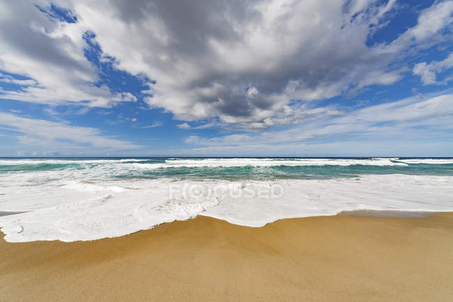 Vista panoramica del surf sul bordo dell'acqua
. — Foto stock