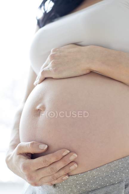 Donna incinta con le mani sulla pancia — Foto stock