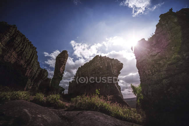 Rocas contra el sol en el cielo azul en Vila Velha State Park, Ponta Grossa, Brasil . - foto de stock