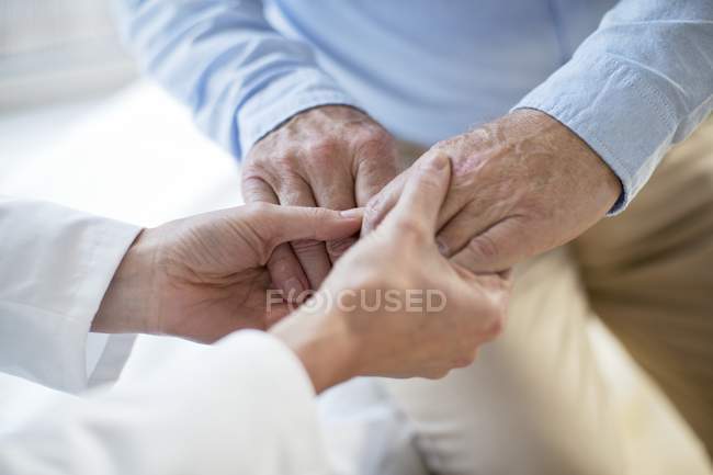 Женщина-врач держит пациента за руки, крупным планом . — стоковое фото