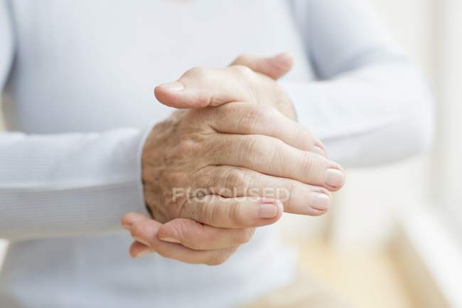 Senior woman wrinkled hands, close-up. — Stock Photo