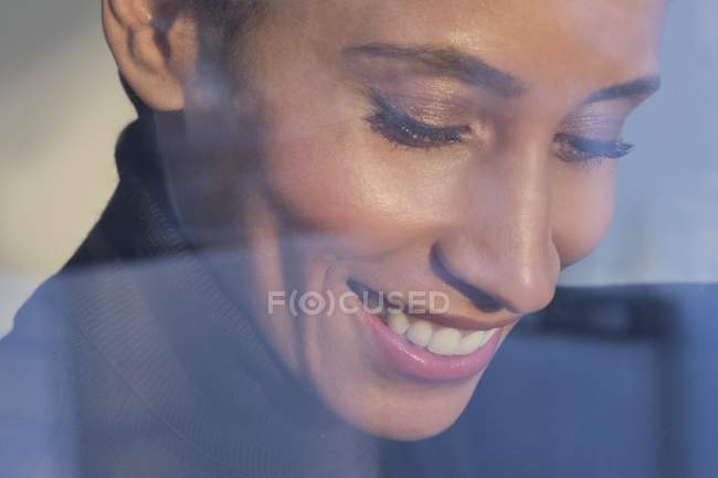 Mulher adulta média sorrindo e olhando para baixo, close-up . — Fotografia de Stock